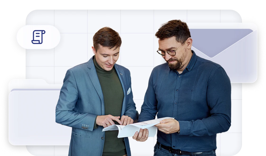 Dwóch prawników analizujących dokumenty odszkodowawcze.